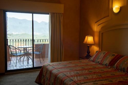 圣地亚哥哈西恩达科拉德尔加巴洛酒店的酒店客房设有一张床,享有阳台的景色
