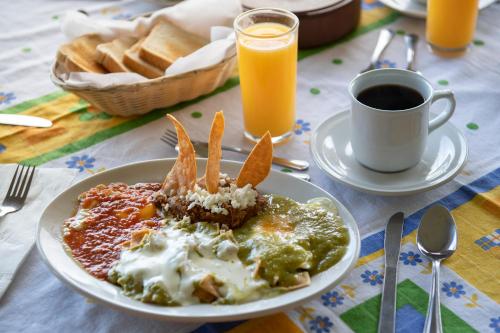 圣地亚哥哈西恩达科拉德尔加巴洛酒店的桌上的盘子,加一杯咖啡