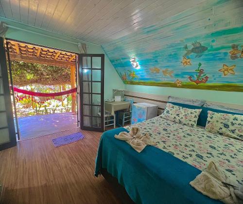 圣洛伦索Chalés Praia de Minas的一间带床的卧室,位于带窗户的房间内