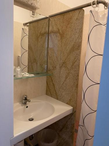 加尔达湖滨拉佩而拉酒店的一间带水槽和镜子的浴室