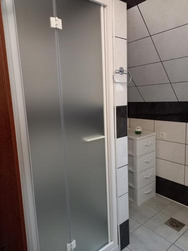 博维茨ODAI的浴室里设有玻璃门淋浴