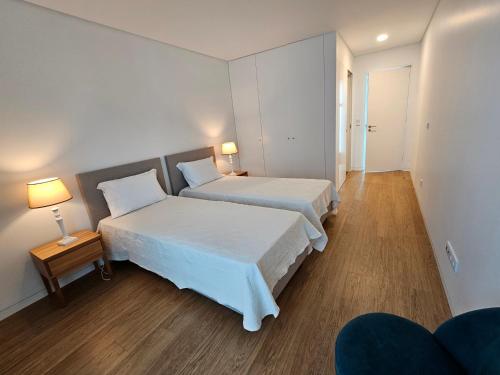 卡罗拉Galé T3的酒店客房设有两张床和两盏灯。
