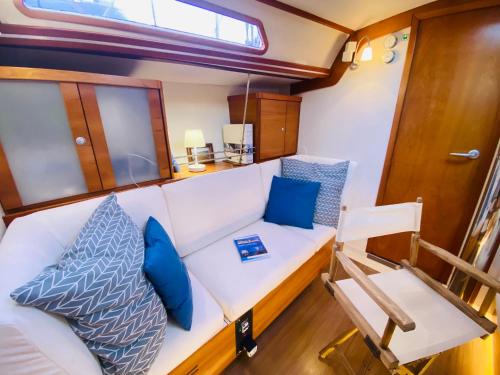 巴勒莫Boat and Breakfast的客厅配有白色沙发和蓝色枕头。