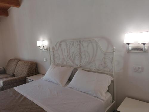 佩斯基奇Agriturismo Valle Dei Gelsi的卧室配有床、椅子和灯