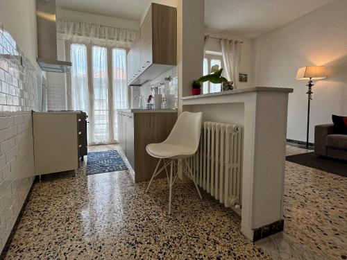 圣贝内代托-德尔特龙托Appartamento Nautes的一个带柜台和椅子的厨房