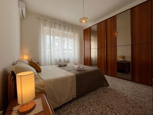 圣贝内代托-德尔特龙托Appartamento Nautes的一间卧室设有一张床和一个大窗户