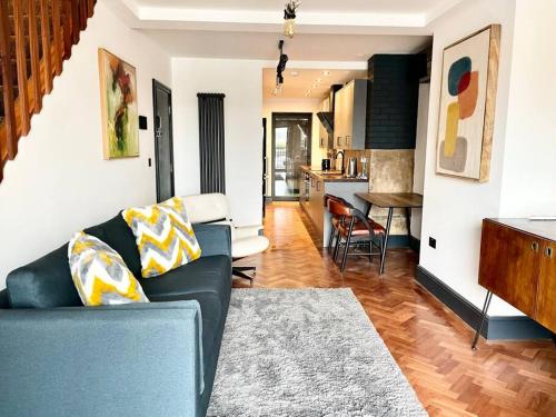 布里斯托Duplex Apartment Harbourside city centre的带沙发的客厅和厨房