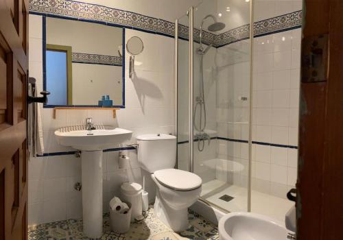 GualchosLa Ventera - summer hotel的浴室配有卫生间、盥洗盆和淋浴。