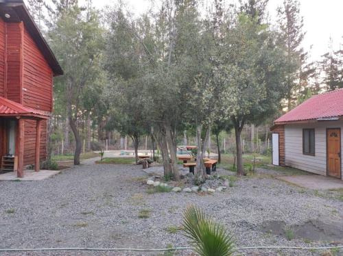 奇廉Cabaña en Recinto con piscina y tinaja的小屋旁带野餐桌的院子