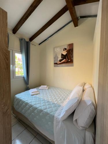 卡诺尼Vasiliki Little House的一间卧室设有一张床和一个窗口