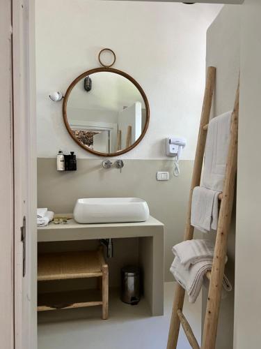 加埃塔Clori Gaeta的一间带水槽和镜子的浴室