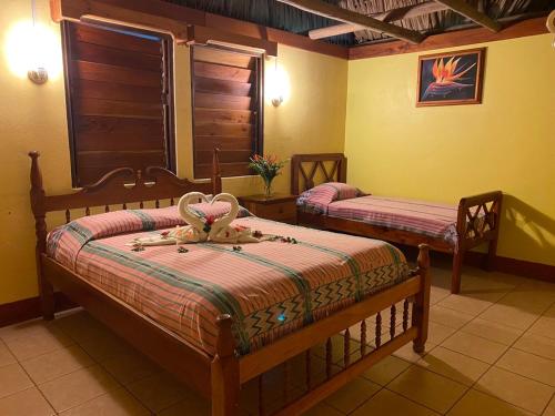 圣伊格纳西奥Crystal Paradise Resort的一间卧室,配有两张床