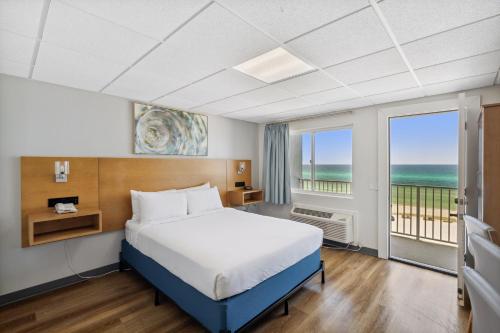 巴拿马城海滩Sugar Sands Beachfront Hotel, a By The Sea Resort的一间卧室配有一张床,享有海景