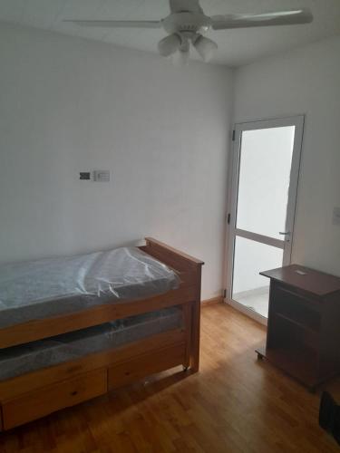 比亚瓜伊Apartamento Sinde的一间卧室配有一张床和吊扇