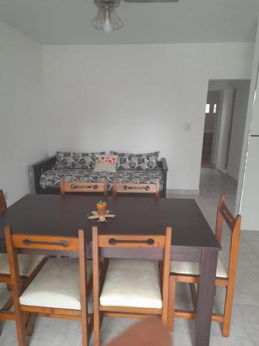 比亚瓜伊Apartamento Sinde的带沙发的餐桌和椅子