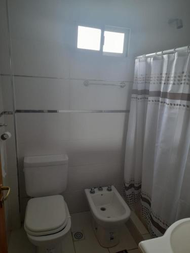 比亚瓜伊Apartamento Sinde的白色的浴室设有卫生间和水槽。