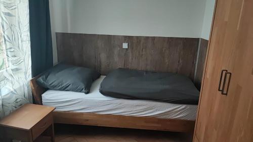 哥达Pension HoPeLa的一张床上有两个枕头的房间