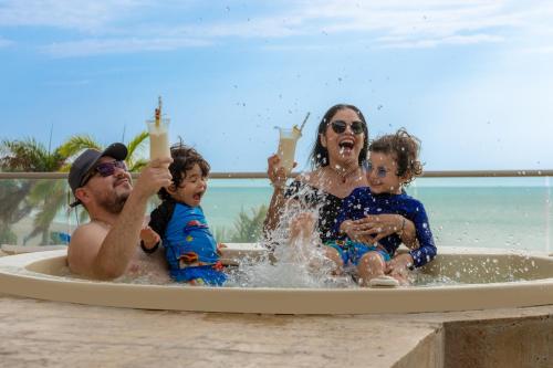 圣玛尔塔祖阿纳海滩度假酒店的一组人坐在浴缸里