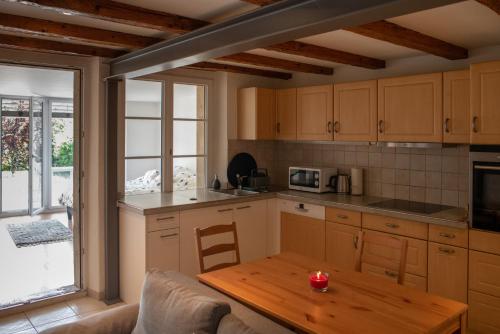 MiesAuberge de La Couronne的厨房配有木制橱柜和木桌。