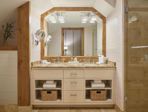 范尔塞巴斯蒂安韦尔度假村的一间带水槽和镜子的浴室
