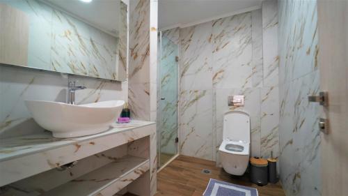 帕尔加Incanto Luxury House的一间带水槽和镜子的浴室