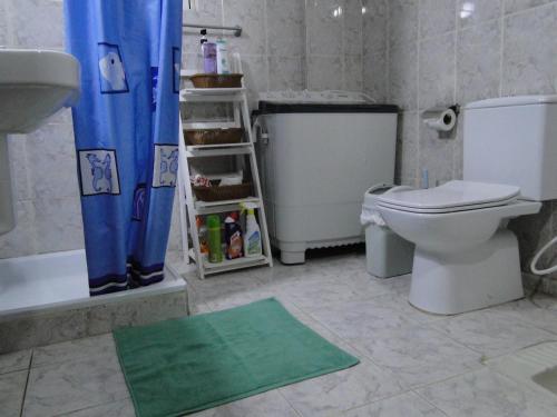 乌姆盖斯( b&b ) Gadara rent room的浴室配有卫生间、浴缸和水槽。