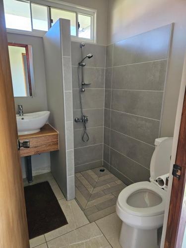 莫雷阿Miki Miki Surf Lodge的带淋浴、卫生间和盥洗盆的浴室