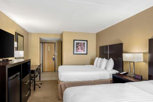 哈里斯堡哈里斯堡/赫尔希克拉里昂酒店的酒店客房设有两张床和电视。