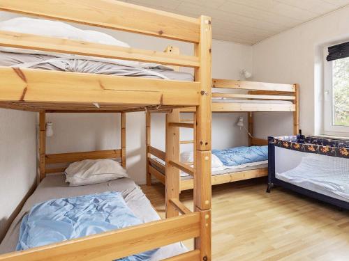 SindrupFourteen-Bedroom Holiday home in Hurup Thy的双层床间 - 带两张双层床