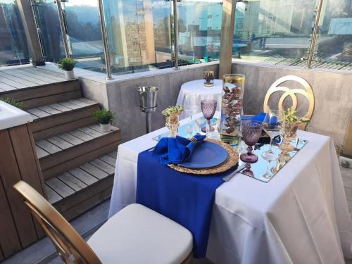 里奥阿查Hotel Juan Pablo 2的一张桌子,上面有蓝白色的桌布和椅子
