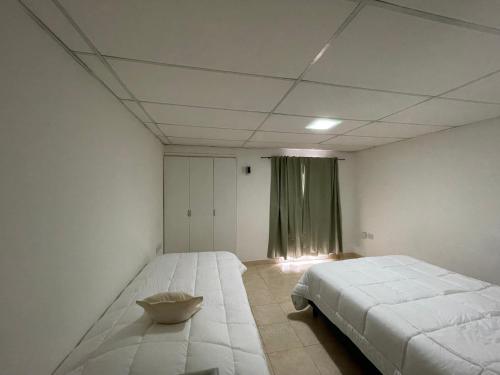 General Fernández OroAura的一间卧室设有一张大床和一个窗户。