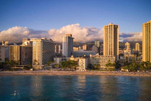 檀香山Moana Surfrider, A Westin Resort & Spa, Waikiki Beach的享有带海滩和建筑的城市美景