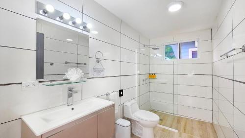下博克特El Cielo by Villa Alejandro的白色的浴室设有水槽和卫生间。