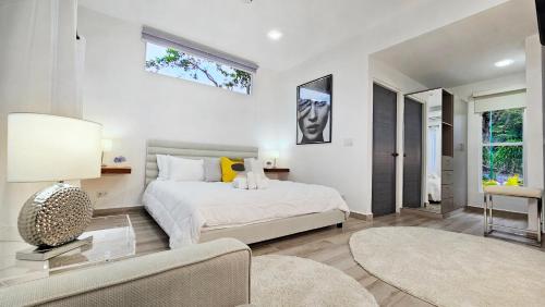 下博克特El Cielo by Villa Alejandro的白色卧室配有床和沙发