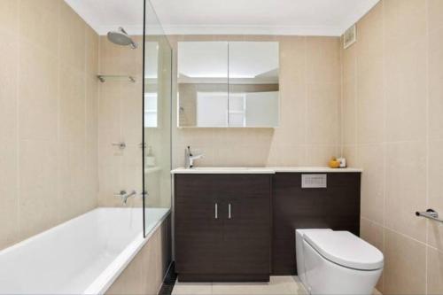 Manly SeaDreams Beachfront Manly的浴室配有卫生间、盥洗盆和淋浴。