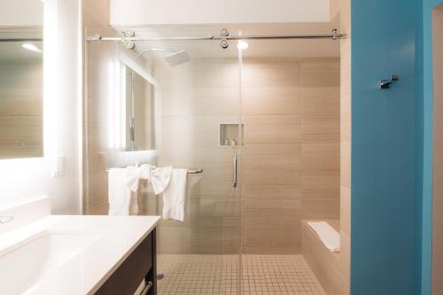 长滩The Cove Hotel的带淋浴、盥洗盆和卫生间的浴室