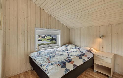 诺德堡Lovely Home In Nordborg With Kitchen的一间小卧室,配有床和窗户