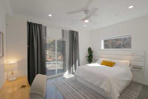 三河城Eagle Rock Nest ～Quiet & Gorgeous Mountain Views的白色的卧室设有床和窗户
