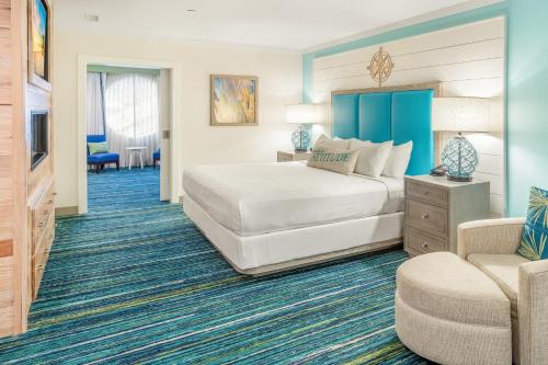 加特林堡Margaritaville Resort Gatlinburg的大型酒店客房,配有床和沙发