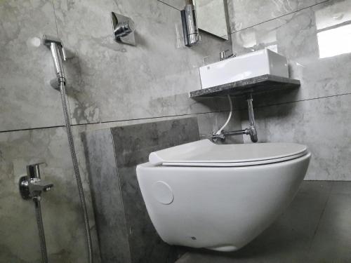 马尔万Raapan Beach Resort的浴室设有卫生间、水槽和镜子