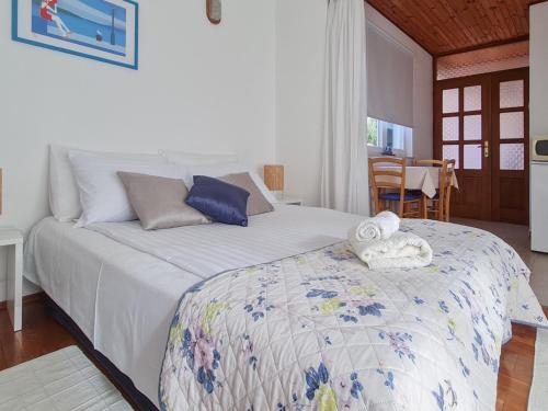 维甘Apartments Sugor-70m from sea的一间带白色床的卧室和一间用餐室