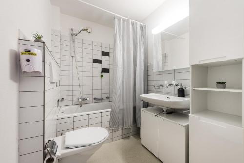 克罗伊茨林根Cooldis 8 !Gratis Parken, Free Parking!的白色的浴室设有卫生间和水槽。