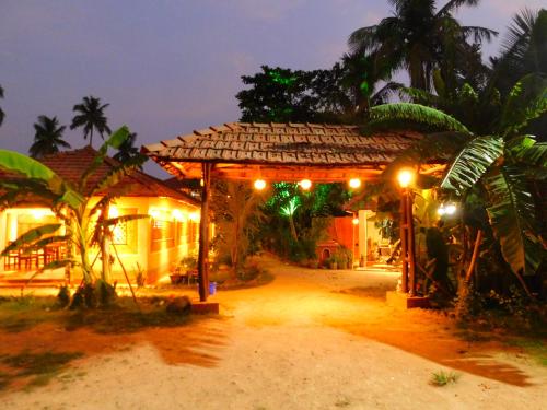加尔各答Gram Bangla Retreat的海滩上的一个晚上有凉亭的房子