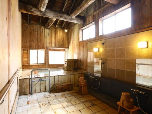 嬬恋村万座温泉日进馆的旧浴室设有水槽和卫生间