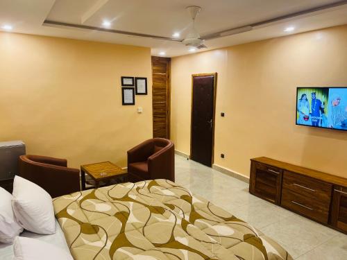 巴马科Le Baobab的一间酒店客房,配有一张床和一台电视