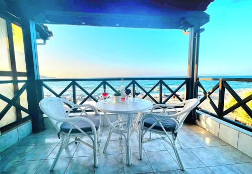 阿默达拉-伊拉克利翁Troulis Seaside的海景阳台上的桌椅