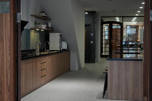 台南璿旅店的厨房配有水槽和台面
