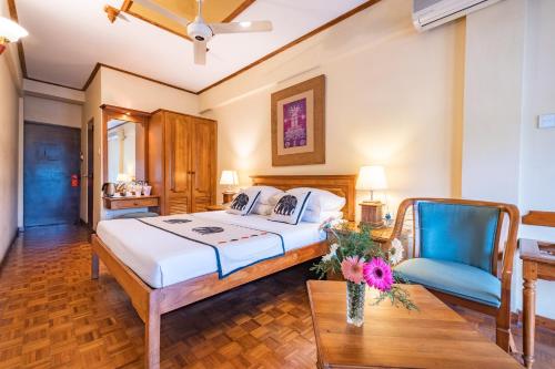 康提Hotel Casamara的一间卧室配有一张床和一张蓝色椅子