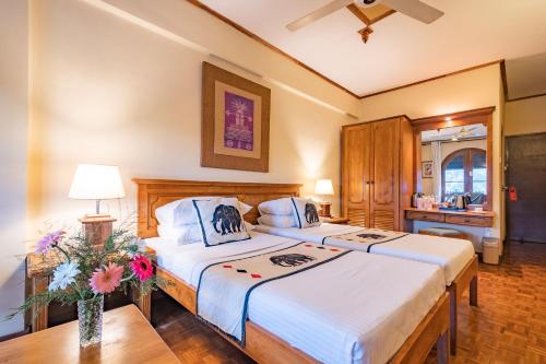 康提Hotel Casamara的一间卧室配有两张床和一张桌子