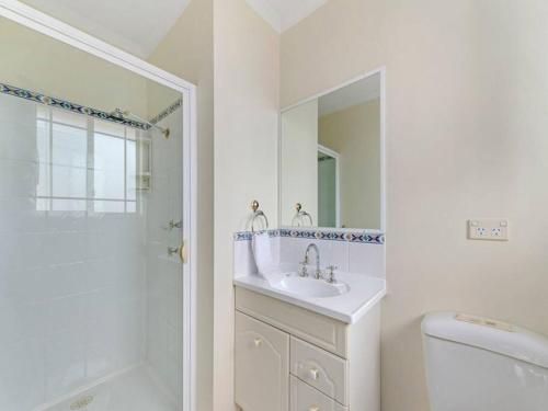 MoonahSpacious Home in West Moonah, Hobart的白色的浴室设有水槽和镜子